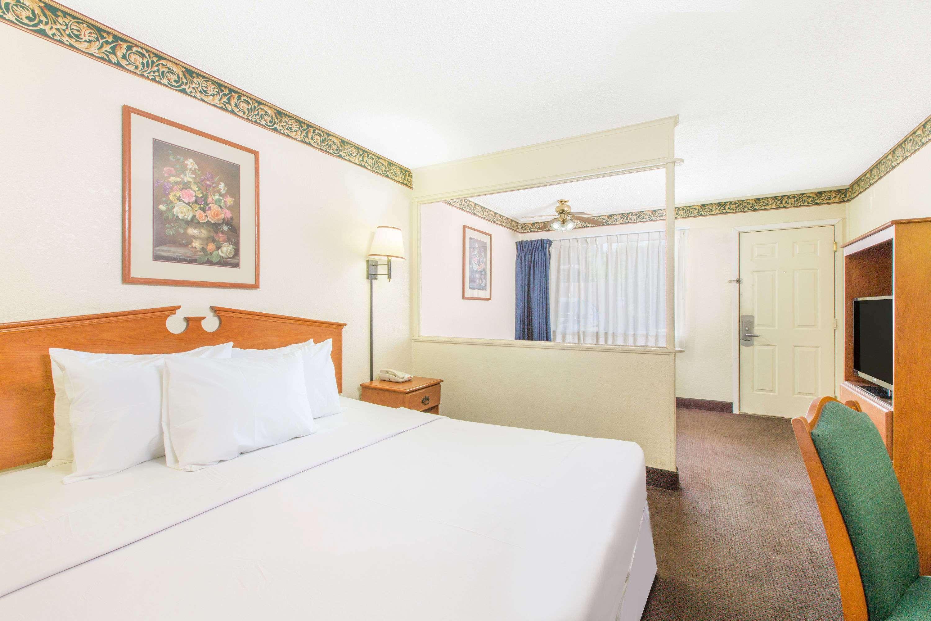 Days Inn & Suites By Wyndham Marshall Zewnętrze zdjęcie