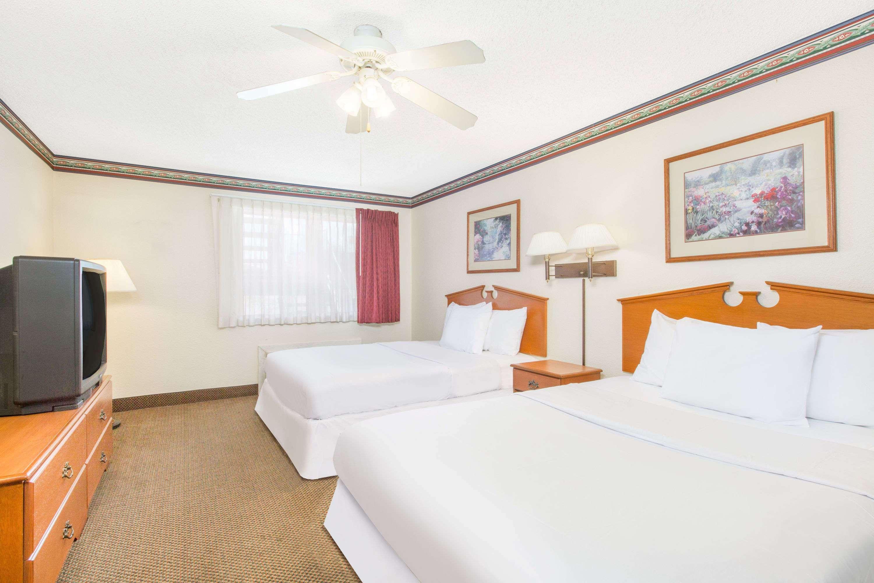 Days Inn & Suites By Wyndham Marshall Zewnętrze zdjęcie