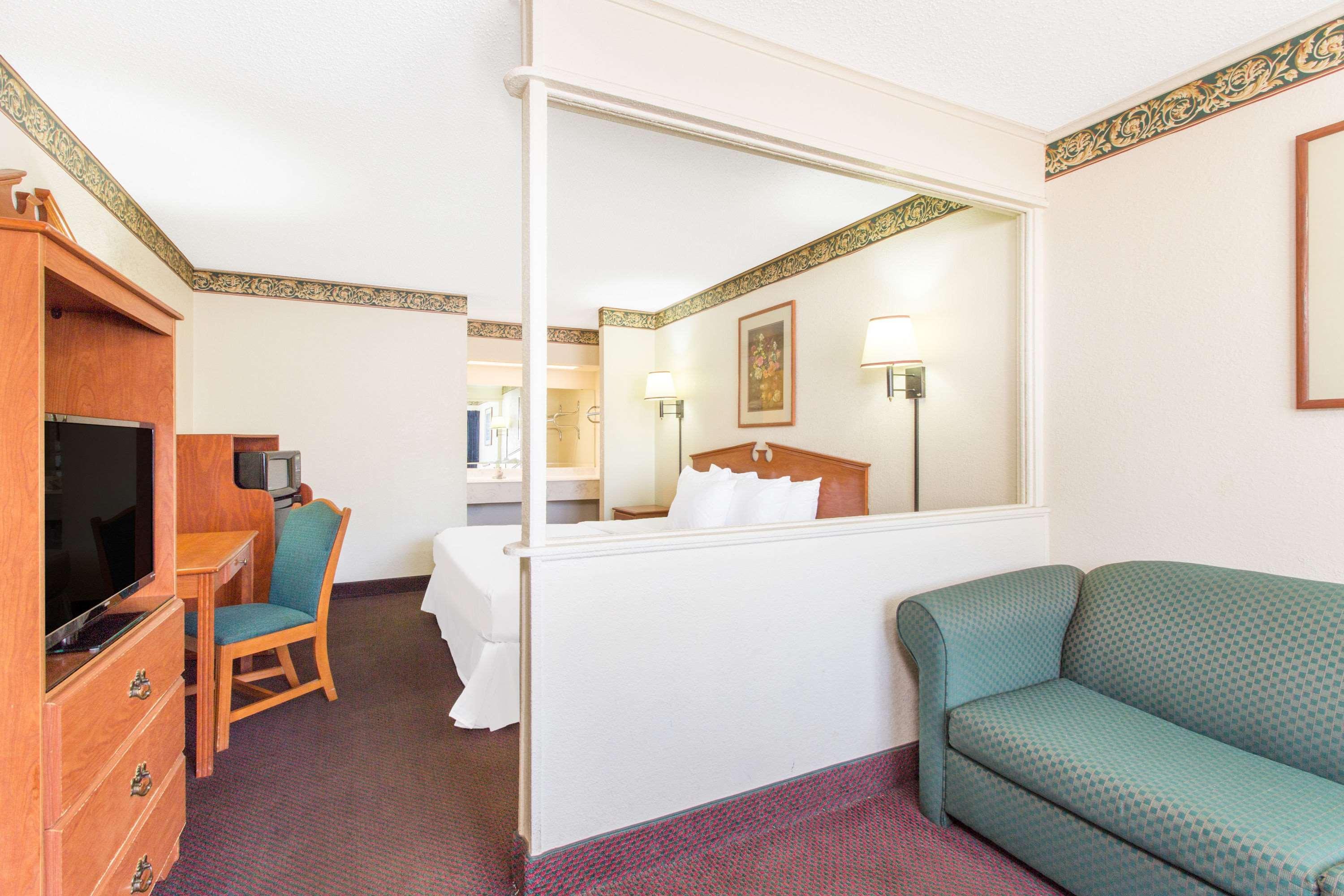 Days Inn & Suites By Wyndham Marshall Zewnętrze zdjęcie