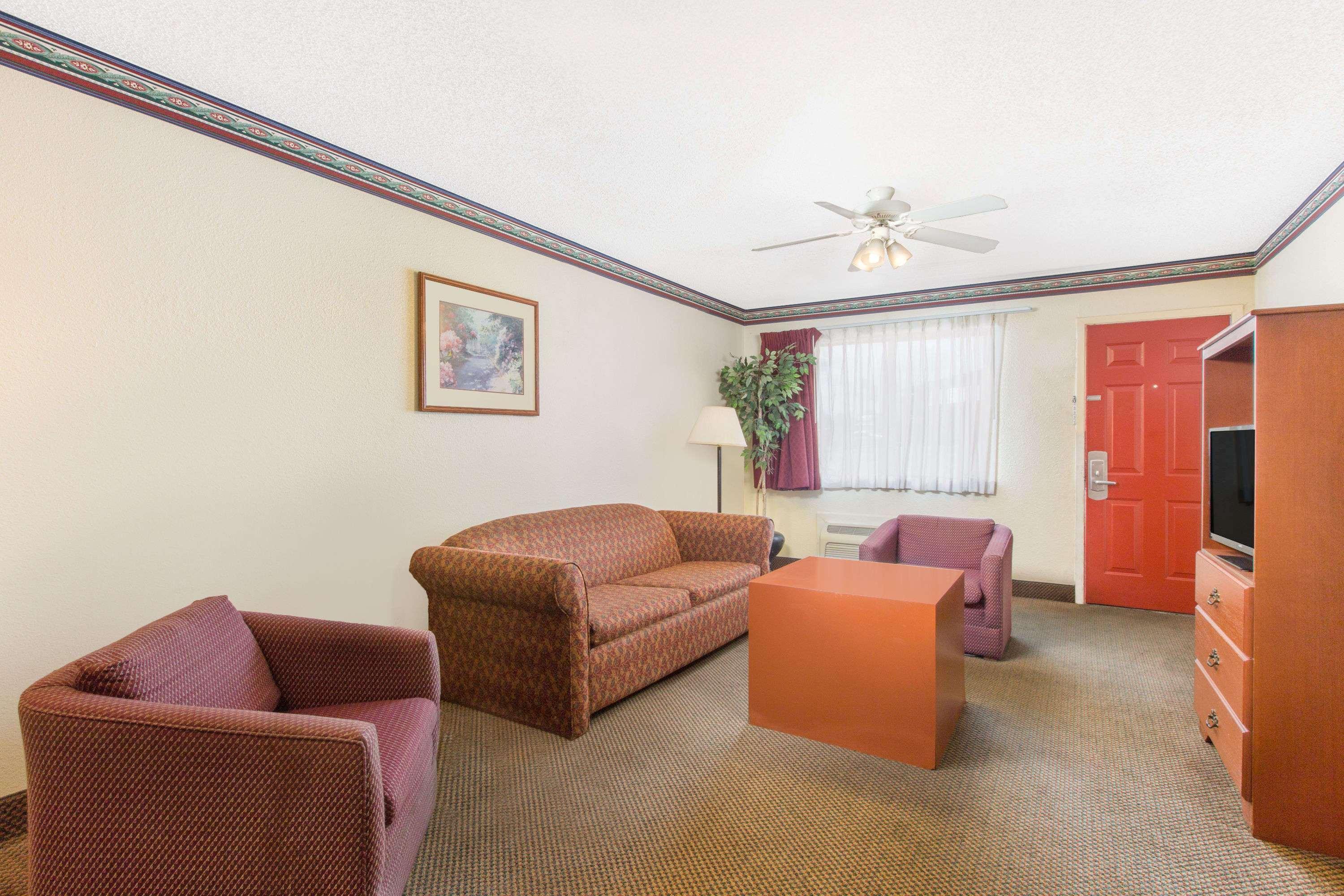 Days Inn & Suites By Wyndham Marshall Zewnętrze zdjęcie